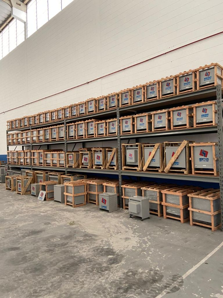 Maior estoque de autotransformadores e isoladores — Siemetrafo